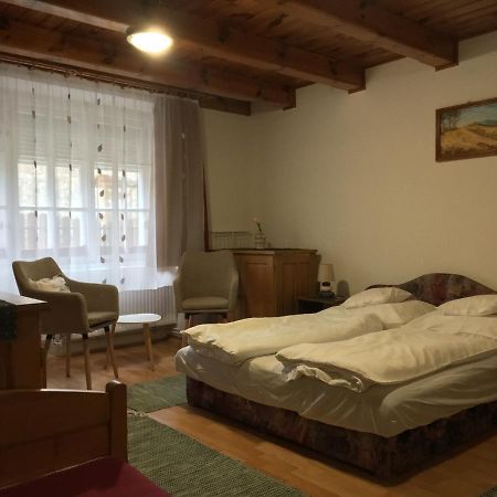 Dévényi Vendégház Csesznek Esterno foto